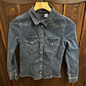 H&M Divided denim western snap shirt size 4 fitted. Fits like xs